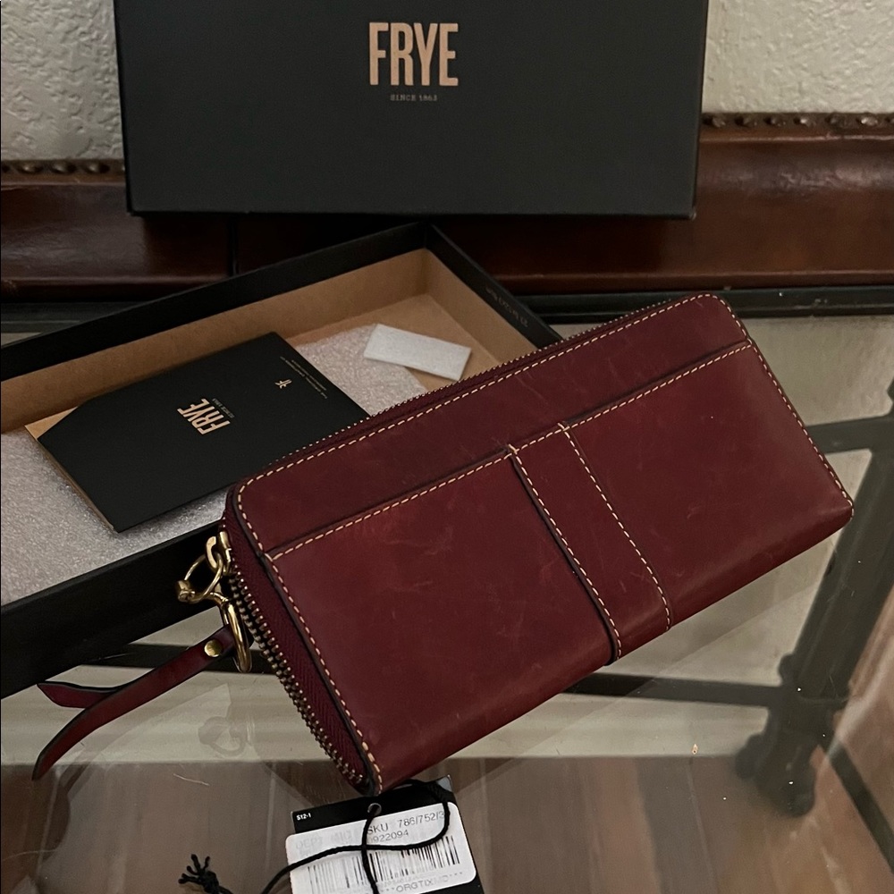 Frye Wallet Zip Around with Box Ring pull & pocket EUC